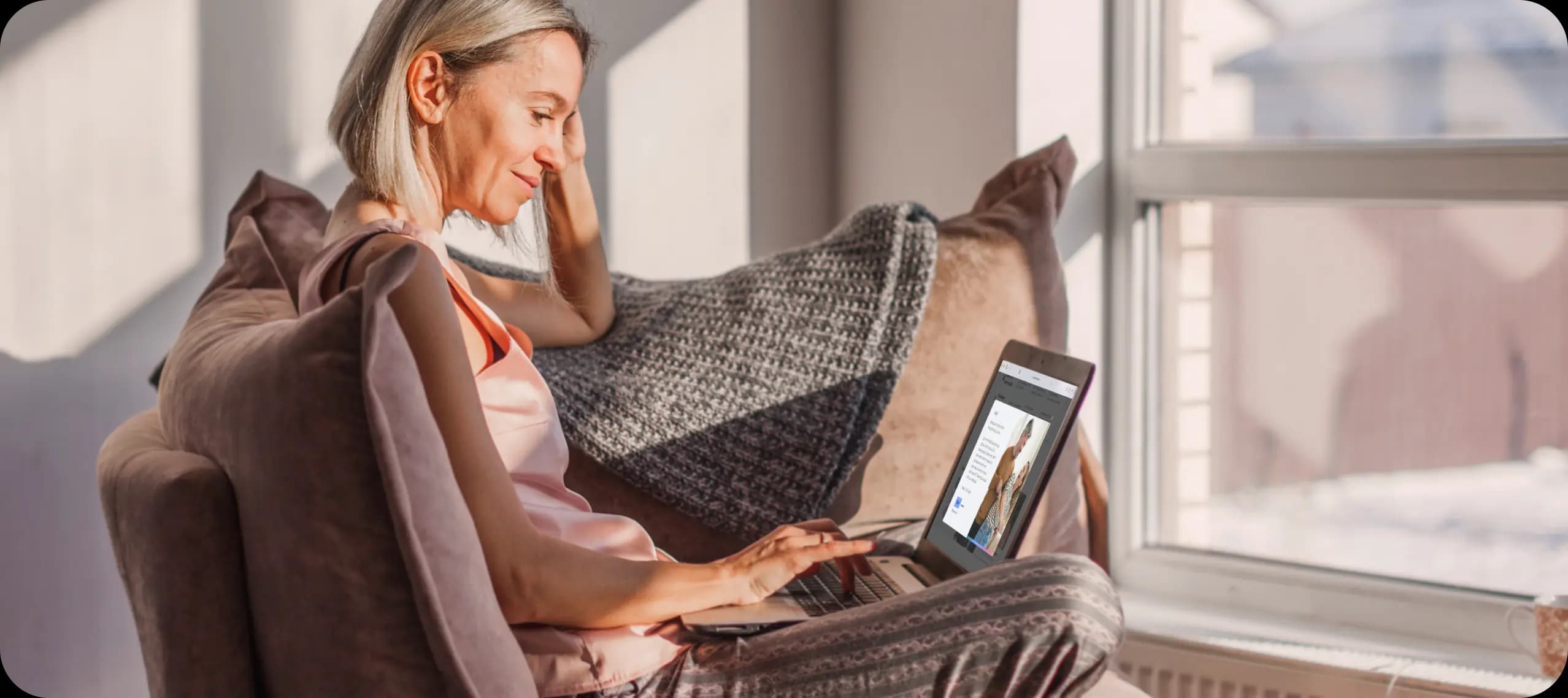 Woman taking the product finder quiz on her laptop.